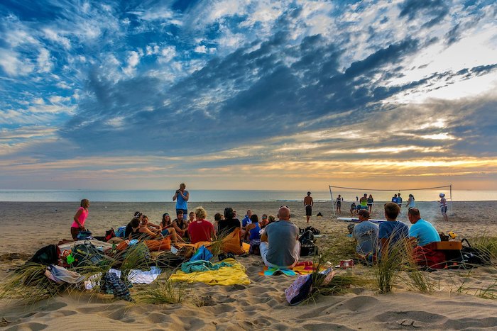 Die Gruppe genießt den Abend am Strand auf Jugendreise Surfen