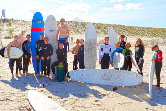 Eine Gruppe vom Kitesurf Camp Nordsee steht am Strand