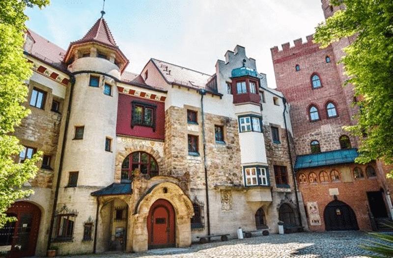 Teilnehmer eines Language Camps besuchen eine Burg