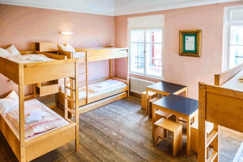 Teilnehmer eines Language Camps sind in Mehrbettzimmern untergebracht