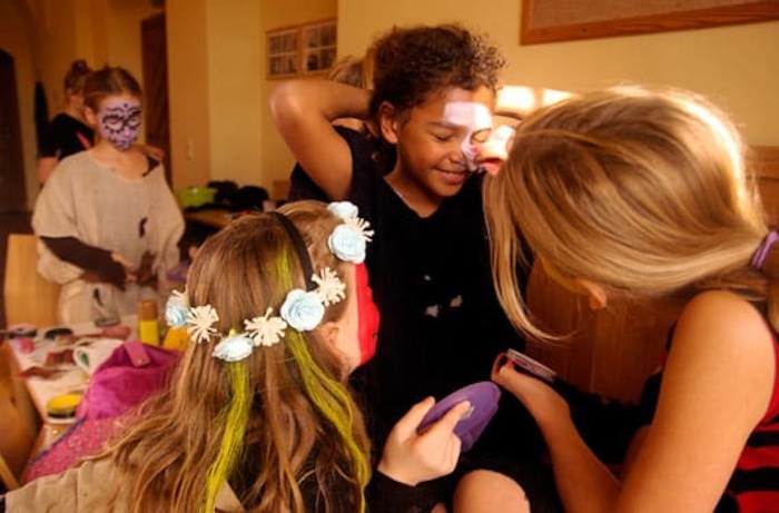 Mädchen schminken einander im Englischcamp im Schwarzwald