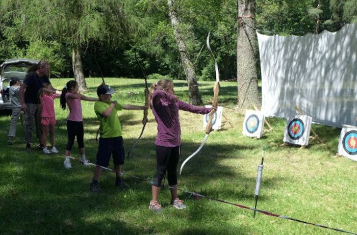 Kinder beim Bogenschießen im Englischcamp in Schleswig-Holstein