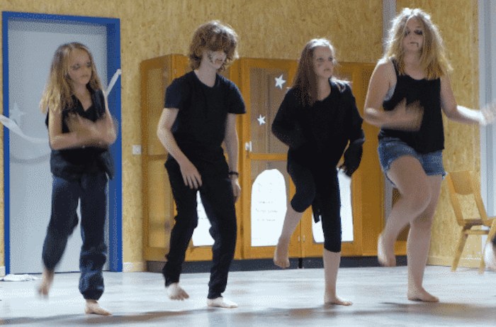 Kindergruppe tanzt im Englischcamp in Schleswig-Holstein