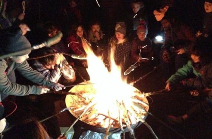 Kindergruppe beim Lagerfeuer im Englischcamp in Bayern