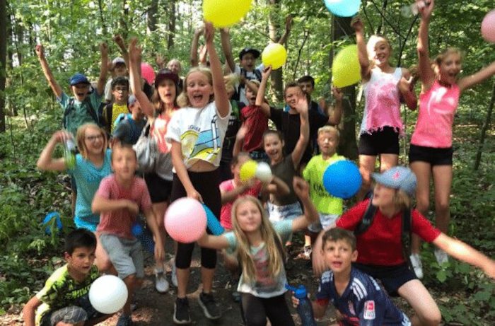 Eine Gruppe von Kindern jubelt im Theatersprachcamp