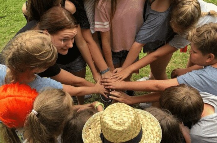 Kinder im Theatersprachcamp halten zusammen