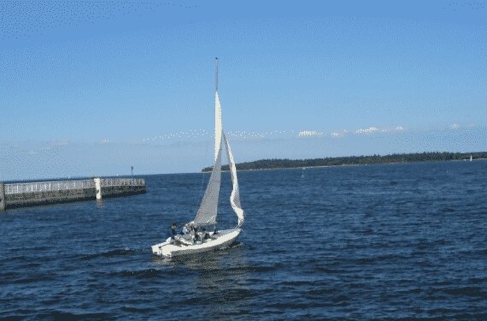 Segelboot auf dem Meer im Segelcamp in Mecklenburg-Vorpommern
