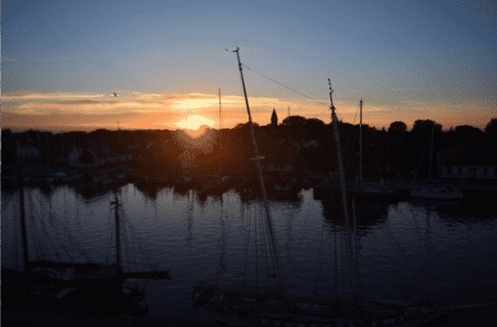 Sonnenuntergang am Hafen im Segelcamp in Mecklenburg-Vorpommern