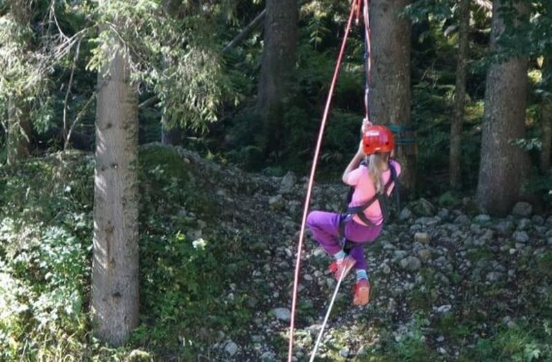 Teilnehmer eines Film-Camps seilen sich ab