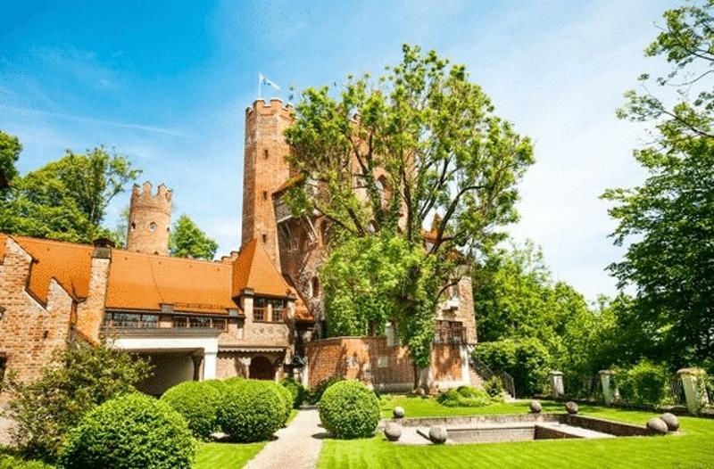 Teilnehmer eines Film-Camps sind auf einer Burg