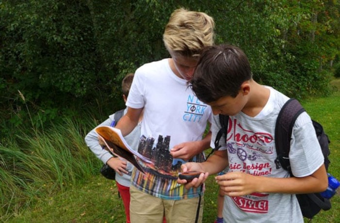 Kinder beim Geocaching im Wassersportcamp in Sachsen