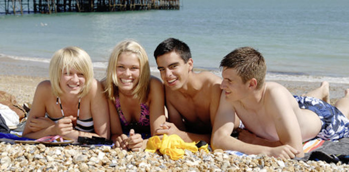 Auf der Sprachreise Englisch Schüler liegen Jugendliche am Strand