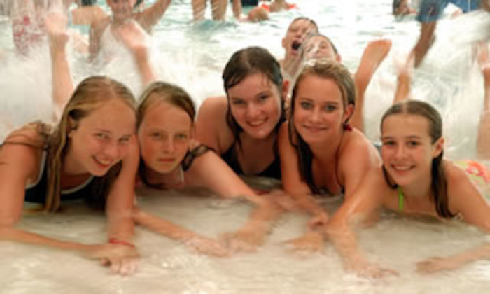 Mädchen posen liegend im Pool auf der Sprachreise Englisch Schüler
