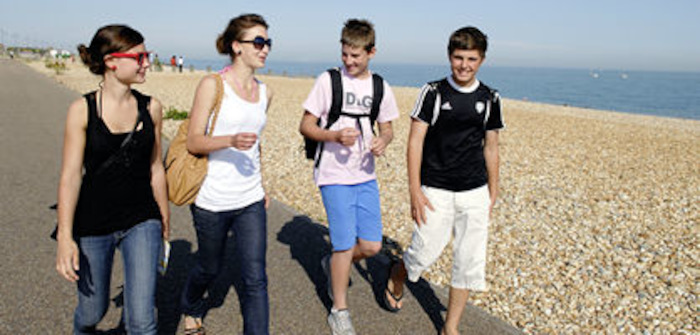Vier Jugendliche laufen am Strand entlang auf der Sprachreise Englisch Schüler
