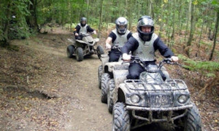 Jugendliche fahren mit Helmen auf Quads durch den Wald  auf der Englisch Sprachreise für Schüler