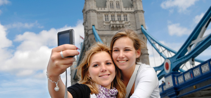 Zwei Mädchen machen an der Brücke ein Selfie  auf der Englisch Sprachreise für Schüler