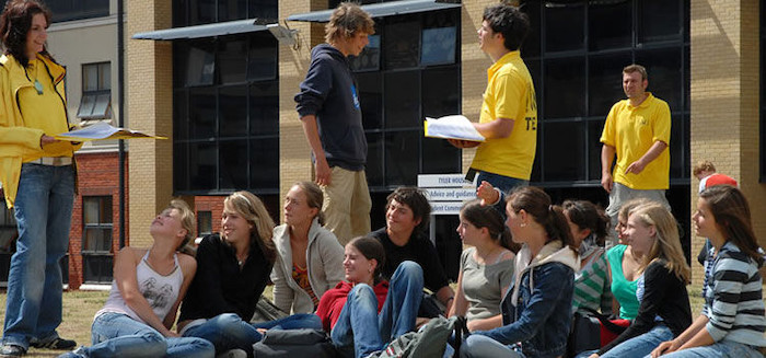 Gruppe hat ein Meeting in der Stadt auf der Englisch Sprachreise für Schüler