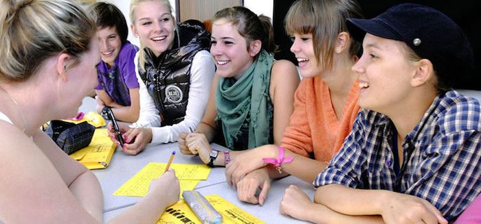 Eine Gruppe Jugendlicher eines Sprachurlaubs Dublin für Schüler lernen im Kreis