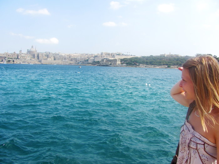 Ein Mädchen geniesst den Ausblick auf Valetta und das Meer bei ihrer Schülersprachreise Malta