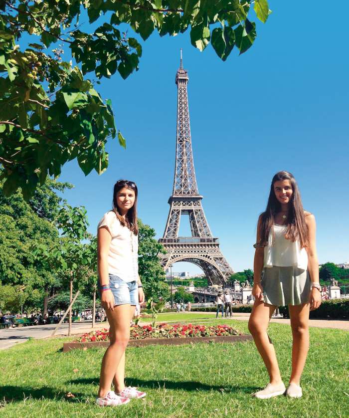 Mädchen der Jugendreise Frankreich posen vor dem Eiffelturm