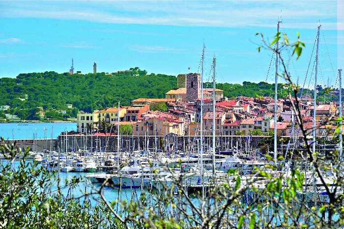 Une photo d'un port lors d'une colonie de vacances voile