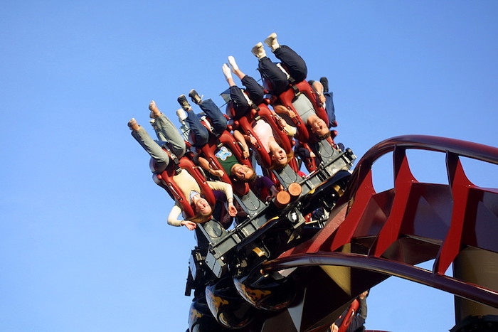Im Schülercamp fahren die Schüler Achterbahn