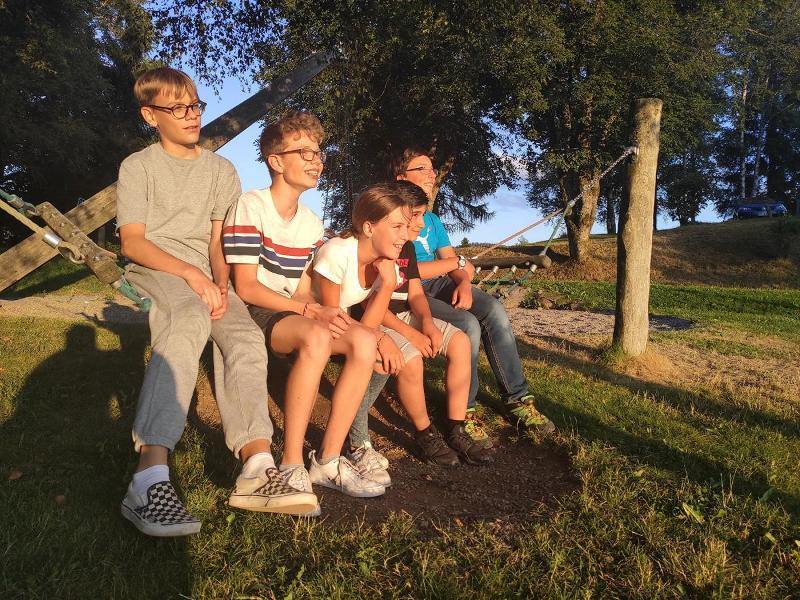 Eine Gruppe im Minecraft-Camp sitzt zusammen
