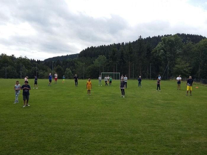 Kinder auf Fußballfeld im Lerncamp in Baden-Württemberg