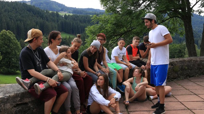 Eine Gruppe lernt im Feriencamp Naumburg draußen Englisch