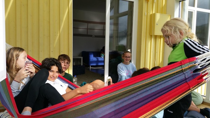 Kinder entspannen sich in einer Hängematte