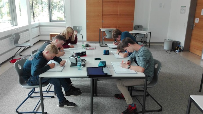 Kinder lernen im Osterferienlager Englisch