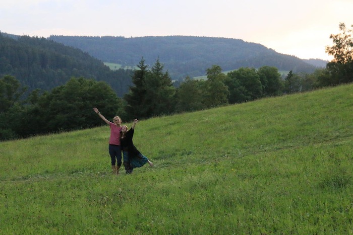 Zwei Mädchen posieren auf Wiesenlandschaft im Lerncamp in Baden-Württemberg