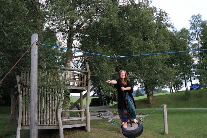 Mädchen steht auf Reifenschaufel im Lerncamp in Baden-Württemberg