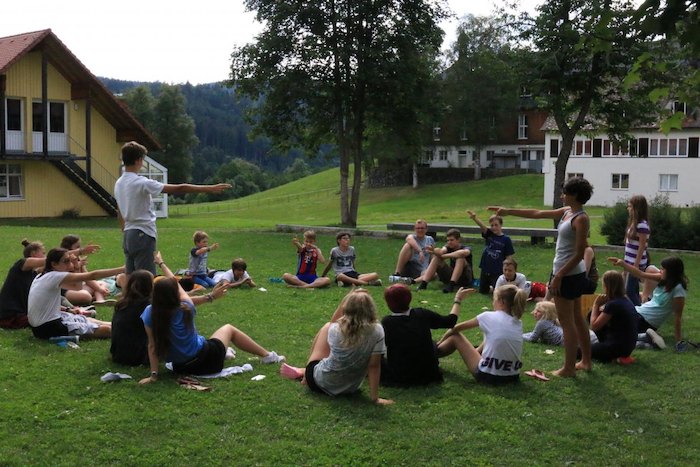 Kinder im Minecraft-Camp machen ein Gruppenspiel