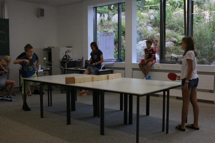 Kinder spielen Tischtennis im Lerncamp in Baden-Württemberg