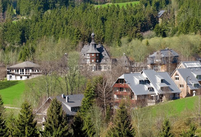Alte Gebäude zwischen Bäumen im Lerncamp in Baden-Württemberg