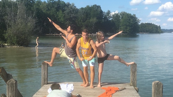 Teilnehmer im Englisch-Camp sind am See