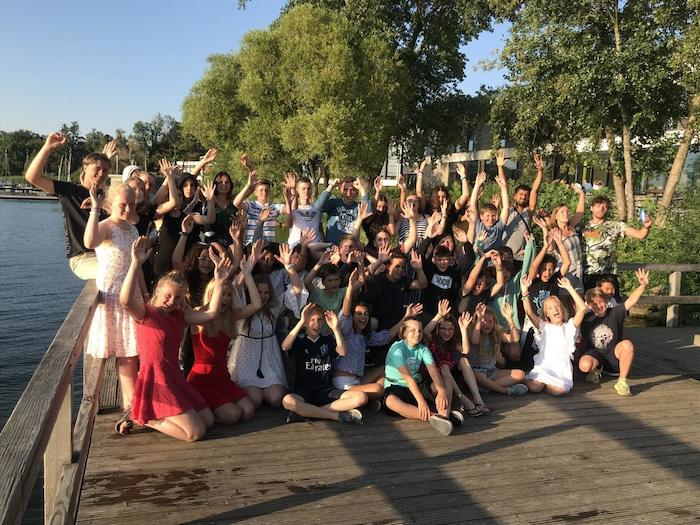 Kinder des Lern und Sportcamps machen ein Gruppenfoto