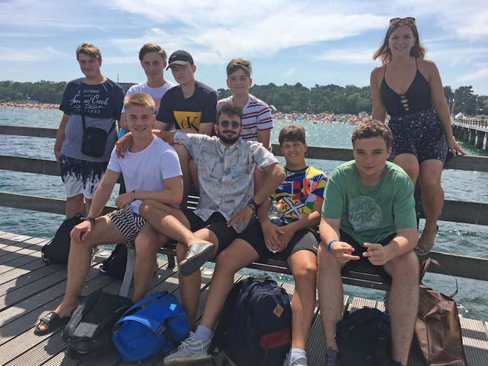 Eine Gruppe Jugendliche sitzt bei den Jugendreisen Polen am See
