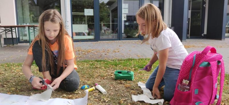 Kinder der Einsteiger-Ferienlager basteln