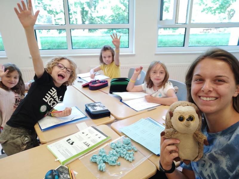 In den Englischferien lernen die Kinder mit einem Kuscheltier