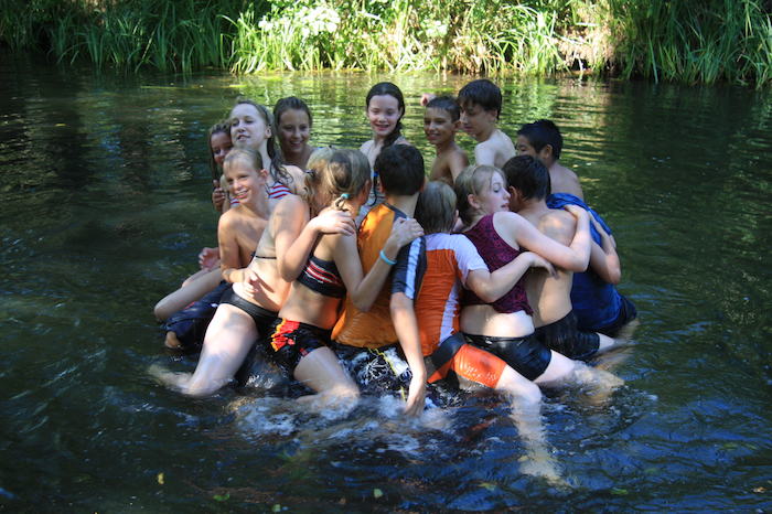 Kindergruppe hat Spaß im Wasser im Ferienlager im Spreewald