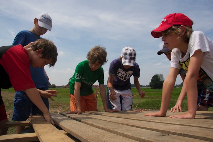 Eine Gruppe der Feriencamps Carolinensiel arbeiten mit Holz. 