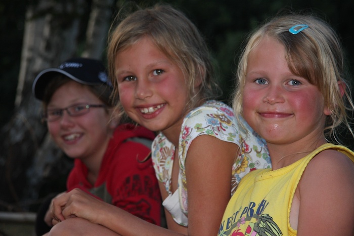 Kinder lächeln in die Kamera im Ferienlager im Spreewald