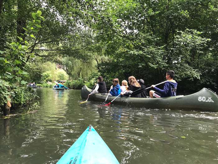 Foto vom Kanu aus mit Blick auf den Fluss und zwei andere Kanus im Ferienlager im Spreewald