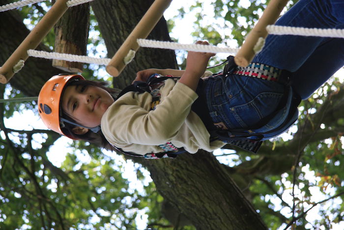 Mädchen auf der Strickleiter im Ferienlager im Spreewald