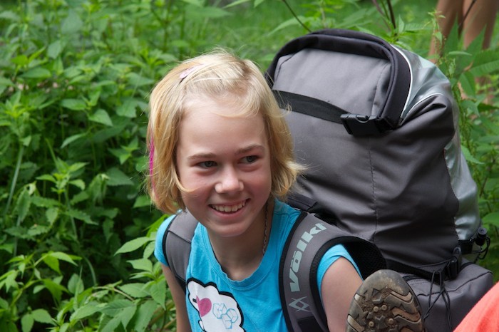 Mädchen mit Rucksack in der Natur im Ferienlager im Spreewald