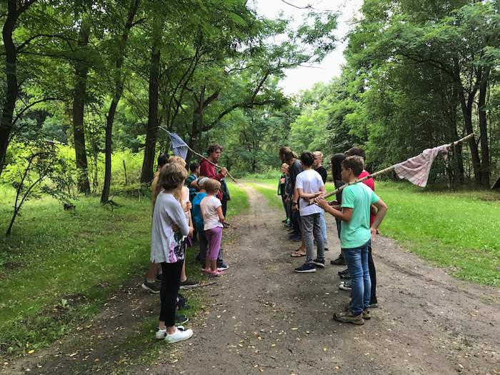 Kinder stehen auf einem Weg im Wald im Ferienlager im Spreewald