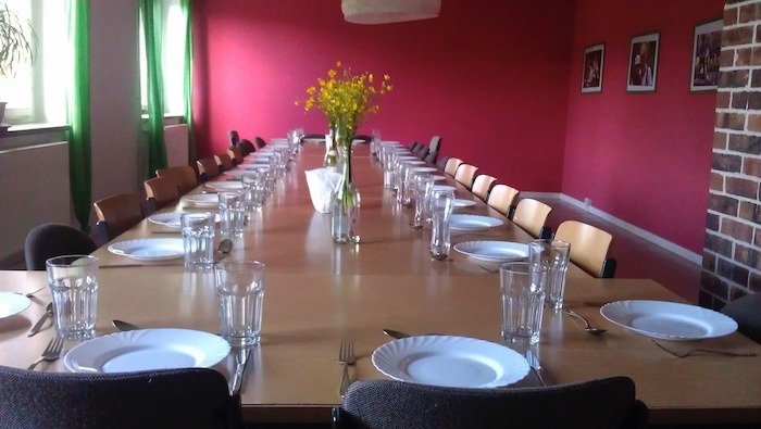 Gedeckter Tisch im Speiseraum im Ferienlager im Spreewald