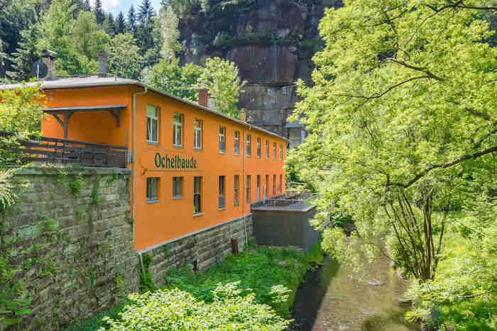 Haus vor den Bergen der Sächsischen Schweiz auf Jugendreise